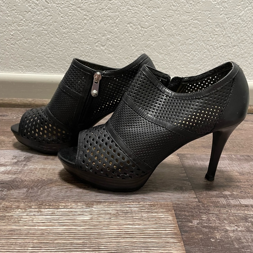 LIKE NEW! Tahari Doris Women's Peep Toe Heels Cutout Pattern Shoes Size 7